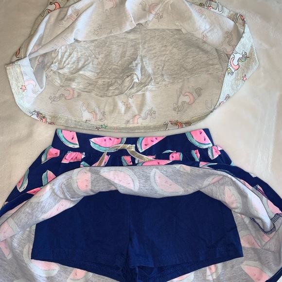 OshKosh B’gosh. (2) summer fun print cotton skorts, size 5T - Picture 6 of 10